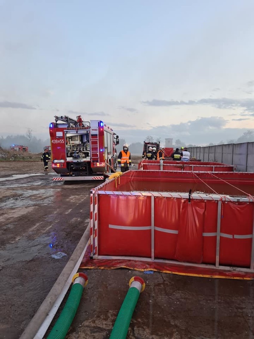 Pożar w obiektywie strażaków biorących udział w akcji...