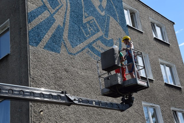 Odsłonięcie muralu z okazji 20-lecia Uniwersytetu Zielonogórskiego na budynku akademika Vicewersal przy al. Wojska Polskiego w Zielonej Górze