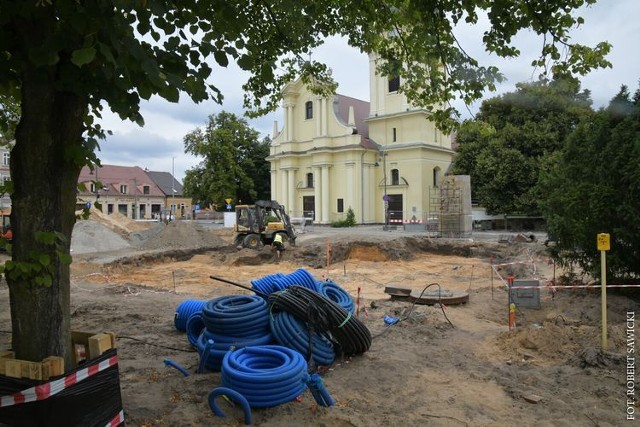 W miejscu pomnika (został przesunięty) wybudowana zostanie fontanna. Będzie miała ona formę płytkiej, 5-centymetrowej niecki