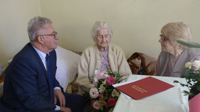 Z okazji 100 urodzin jubilatkę z Chechła odwiedził wójt gminy Klucze wraz kierownikiem USC