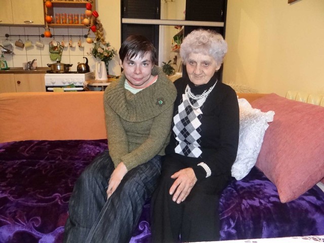 Od kilku tygodni niepełnosprawną Gosią z Wielunia opiekuje się Bronisława Kacała, która nie pierwszy raz zaangażowała się w pomoc osobom pokrzywdzonym przez los