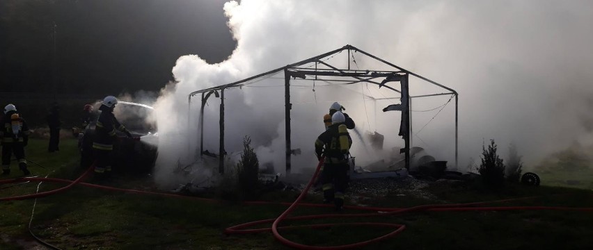 Duży pożar garażu w Gołubiu. Spaliły się dwa samochody