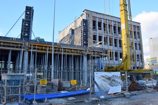 W centralnej części dworca wykonano płytę fundamentową oraz słupy konstrukcyjne na parterze, a także wspierający się na nich strop. Zobaczcie zdjęcia.