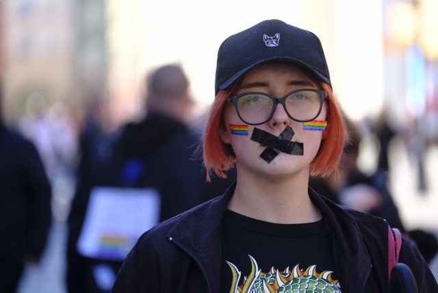 W niedzielne popołudnie w Toruniu odbywał się 14 Dzień Milczenia. Torunianie protestowali przeciwko homofobii na Rynku Staromiejskim. Zobaczcie zdjęcia