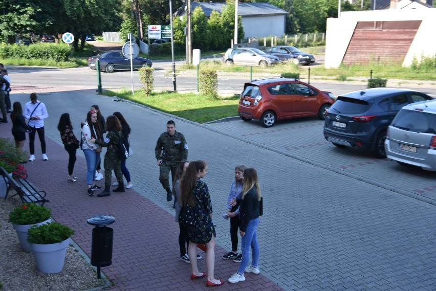 Koniec roku szkolnego w czasie pandemii. Rozdanie świadectw  w Zespole Szkół nr 1 im. E. Kwiatkowskiego w Myszkowie ZDJĘCIA