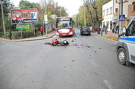 Dąbrowa Górnicza: Wypadek motocyklisty na ul. Kościuszki przy centrum handlowym Pogoria [ZDJĘCIA]