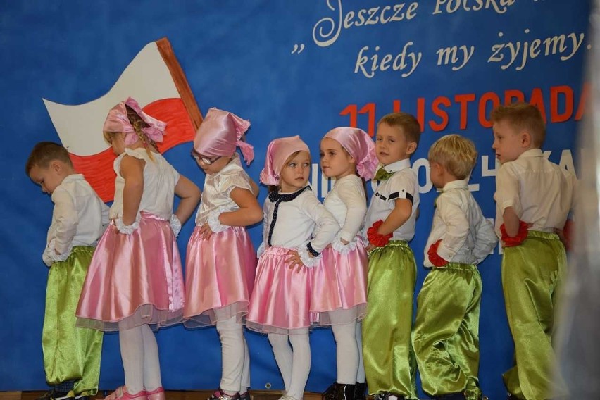 Przedszkolaki z Bajkowej Doliny w Pszennie świętowały niepodległość śpiewająco! (ZDJĘCIA)