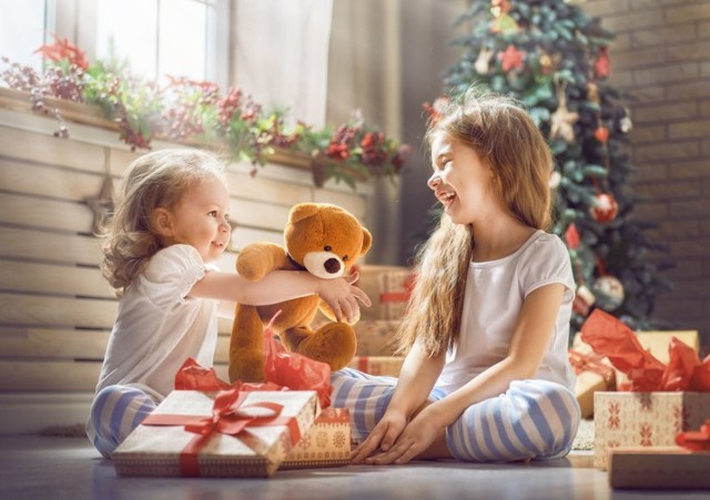 Przy wyborze odpowiedniego prezentu dla dziecka należy kierować się przede wszystkim tym, czy dany upominek dostarczy wiele radości.