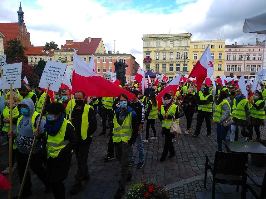 Protesty rolników w regionie. Manifestacje, utrudnienia i... obornik dla posłów