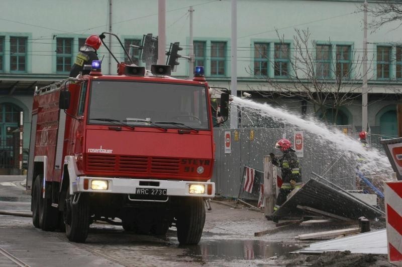 Wrocław: Pożar przy Dworcowej (ZDJĘCIA)