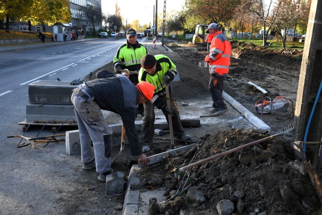 Budowa ścieżki rowerowej i chodnika na Dmowskiego w Piotrkowie. To inwestycja z budżetu obywatelskiego Piotrkowa 2020