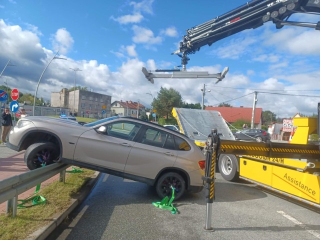 Kierowca bmw wyszedł z tego zdarzenia bez szwanku, ale warto pamiętać o zachowaniu szczególnej ostrożności. Nawierzchnia drogi była śliska