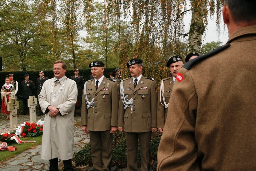 Żołnierska pamięć. 11DKPanc przy grobie gen. Stanisława Maczka na cmentarzu w Bredzie