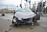 Groźny wypadek na DK81 w Orzeszu. 18-latek wjechał na skrzyżowanie na czerwonym świetle [FOTO]