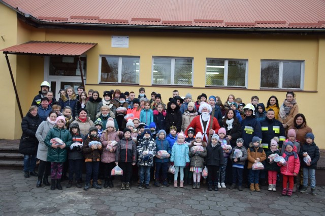 Pamiątkowe zdjęcie z Mikołajem uczniów z Iwina