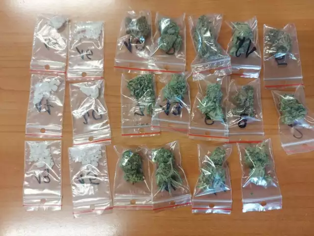 Mefedron i marihuana w Łęczycy. 23-latek narkotyki ukrył w szkatułce