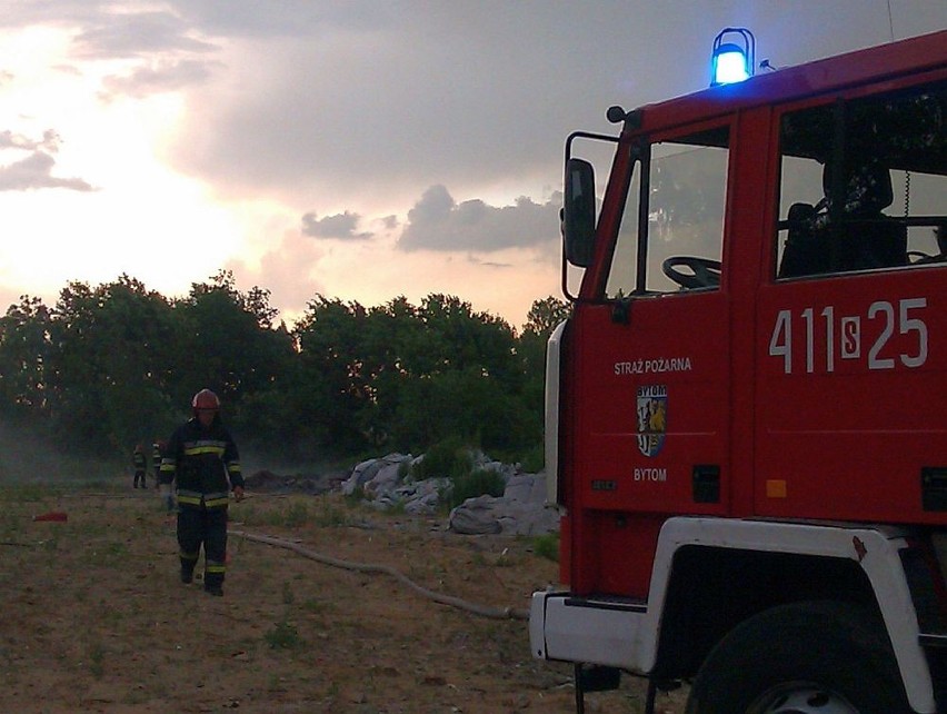 Pożar w Bytomiu-Bobrku. Płonęło składowisko tworzyw sztucznych przy ul. Konstytucji [ZDJĘCIA]