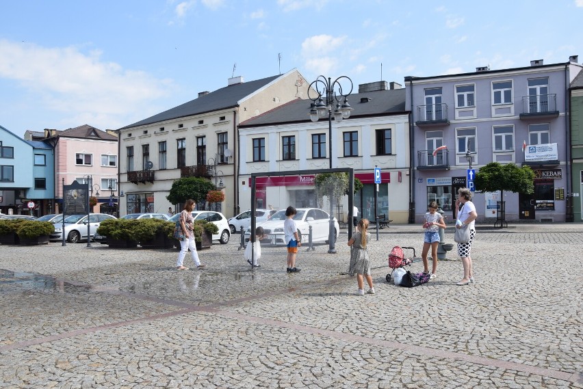 Kurtyny wodne w Skierniewicach przyciągają najmłodszych mieszkańców