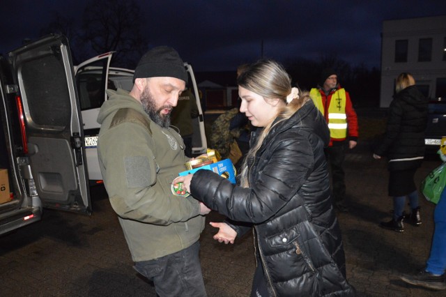 Żagań okazał wielką solidarność z Ukrainą. Na parking przed Netto przyszło mnóstwo mieszkańców miasta z darami dla uchodźców i mężczyzn walczących z Rosją o wolną Ukrainę