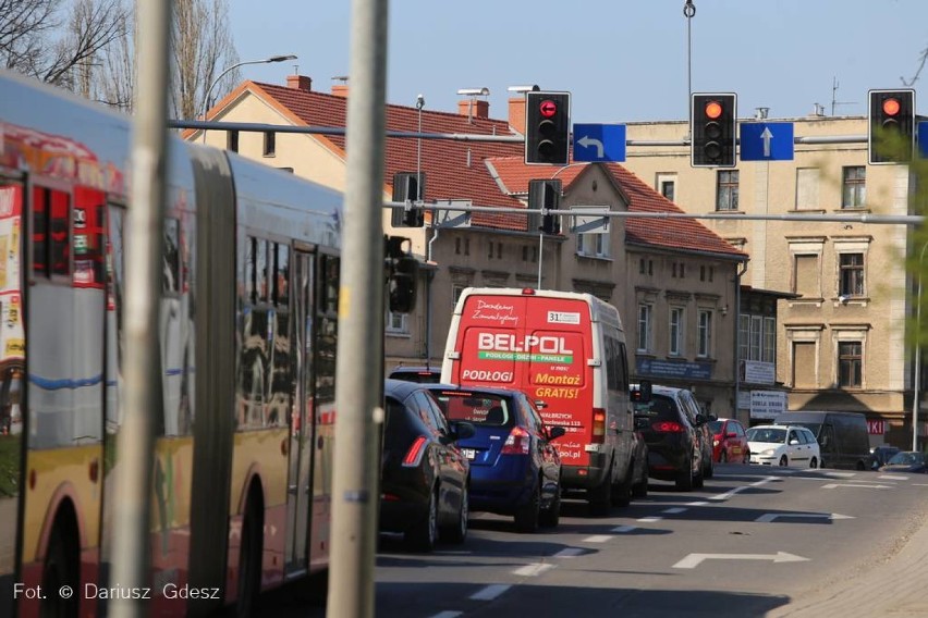 Wałbrzych: Włączyli sygnalizację koło KFC. Miało być lepiej a jest paraliż miasta.