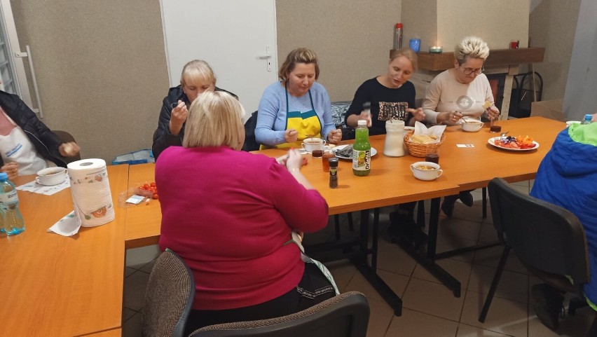 Warsztaty kulinarne w Sieńcu koło Wielunia. Uczestnicy poznawali kuchnię hiszpańską ZDJĘCIA