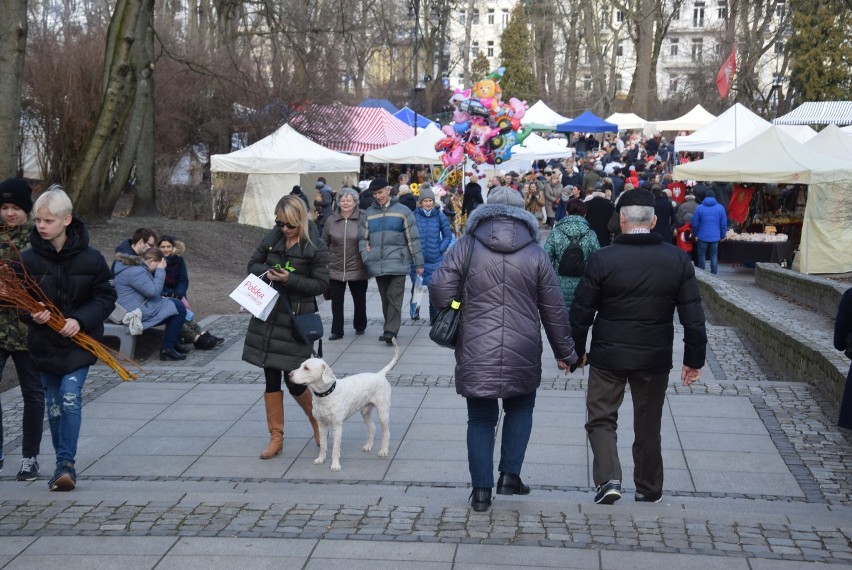 Jarmark Kaziukowy w Białymstoku 2020. Tysiące białostoczan odwiedziło w niedzielę plac przed Teatrem Dramatycznym (zdjęcia)