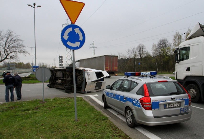 Bus zderzył się z ciężarówką w Piotrkowie. Nie ma rannych