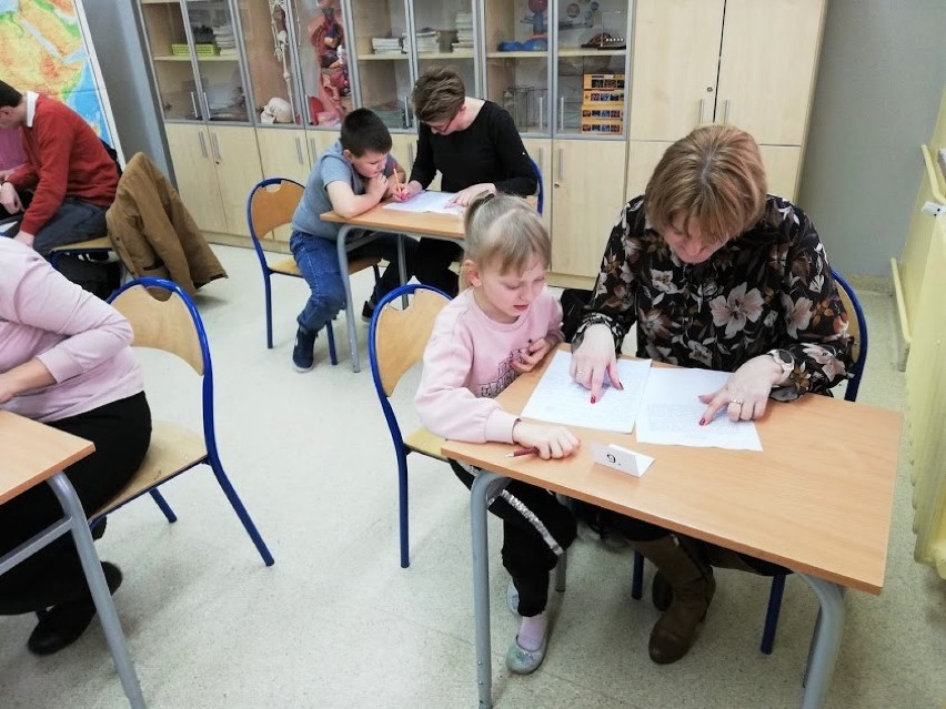 Szkolne Dyktando Rodzinne w szkole podstawowej w Chełmnie