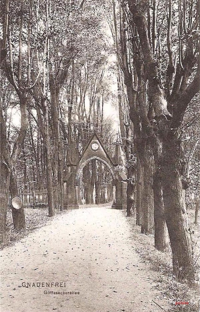 Aleja i brama wejściowa na dawny cmentarz Braci Morawskich. Lata 1920-1930