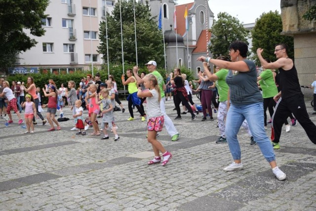 W niedzielę, 16 lipca, na placu Bohaterów sercami mieszkańców Zielonej Góry zawładnęła Zumba. Wydarzenie w trakcie którego każdy mógł zatańczyć, miało na celu zbiórkę pieniędzy dla Agaty Wieczorek-Toś. 



Pani Agata od dwóch lat choruje na nowotwór złośliwy, a o chorobie dowiedziała się już w trakcie ciąży. W tej chwili jedyną szansą dla niej jest leczenie niekonwencjonalne, którego koszt wynosi około 140 tys. zł. Pani Agata, przez kilka lat tańczyła zumbe, dlatego jej koleżanki nie zapomniały o niej w trudnym momencie i podjęły decyzję o zorganizowaniu zbiórki w połączeniu z zabawą. 
-&nbsp;Przyszliśmy tutaj wspólnie ze znajomymi, ze względu na to, że moja żona tańczy zumbe i przez to chcemy wesprzeć tak szlachetną akcję, która ma dzisiaj miejsce. - Tłumaczy pan Kornel Mazur. - Jest tu dziś dosyć sporo osób, jest wesoło i skarbonki się zapełniają, a przecież o to chodziło.
 
-Impreza zgromadziła sporą publikę. Agata jest naszą znajomą i zawsze gdy daną osobę zna się osobiście, łatwiej jest zmobilizować się do przyjścia na takie wydarzenie - mówi jedna z uczestniczek Katarzyna Pawczyk. - Taka inicjatywa ma oczywiście sens, ale mam odczucia, że zbyt mało włożono pracy w promowanie w dzisiejszej imprezy, choć widzę, że frekwencja cały czas rośnie.
 
W trakcie spotkania, oprócz samego tańca, przygotowano również kącik dla dzieci z wieloma zabawami. Dodatkowo odbył się pokaz Capoeiry, oraz istniała możliwość zakupu ciasta. Wśród zgromadzonej widowni cały czas trwała dobrowolna zbiórka pieniędzy do specjalnie przygotowanych puszek.