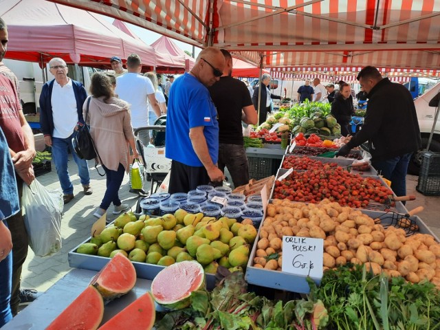 W niedzielę, 28 maja, jak zwykle wiele osób odwiedziło targowisko w Radomsku. Najchętniej kupowano sadzonki, owoce i warzywa. Spory ruch był przy truskawkach, które powoli tanieją. Na straganach pojawiły się też czereśnie. Cenę zaporową wciąż ma bób. Sprawdź ceny popularnych warzyw i owoców.

Przejdź do kolejnego zdjęcia >>> 