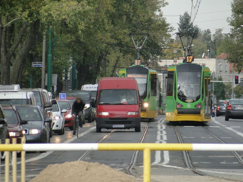 Poznań: Kierowcy jeżdżą po buspasie na Dąbrowskiego [ZDJĘCIA]