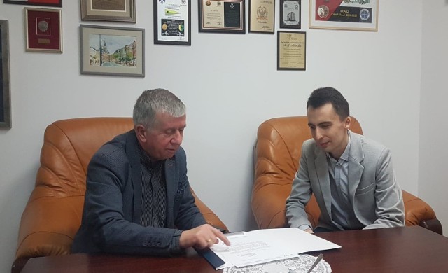 W czasie kampanii wyborczej kandydat na urząd burmistrza Dobrzan Paweł Filip (z prawej) spotkał się z posłem PiS Michałem Jachem.