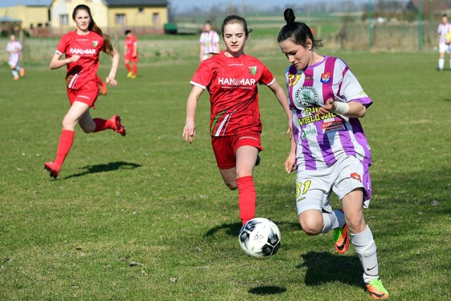 Paulina Drzewiecka (przy piłce) zagrała bardzo dobry mecz przeciwko Legii, strzelając trzy gole.