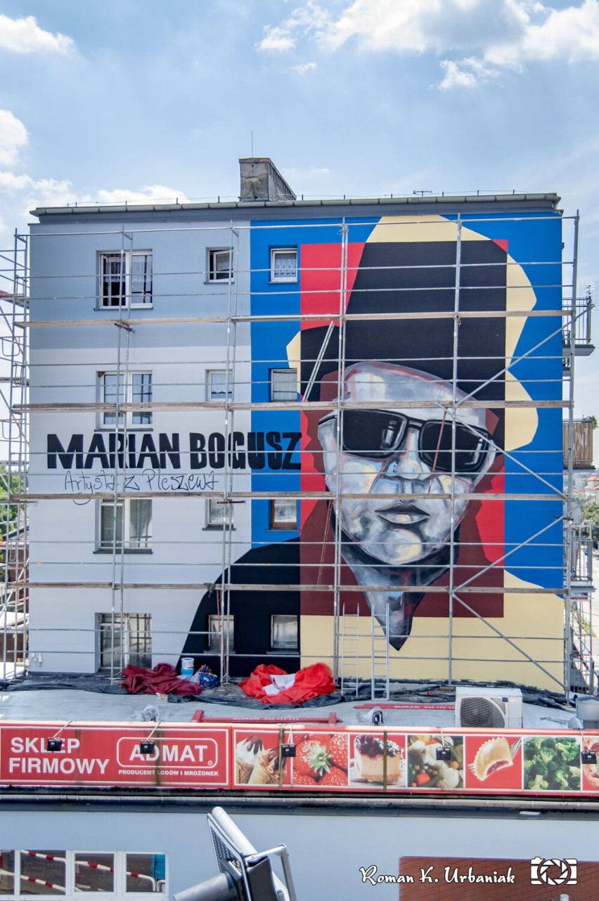 Mural Mariana Bogusza w centrum  Pleszewa