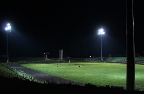 Dotychczas na Stadionie Miejskim w Kaliszu zmodernizowano jedną z trybun oraz zainstalowano sztuczne oświetlenie.