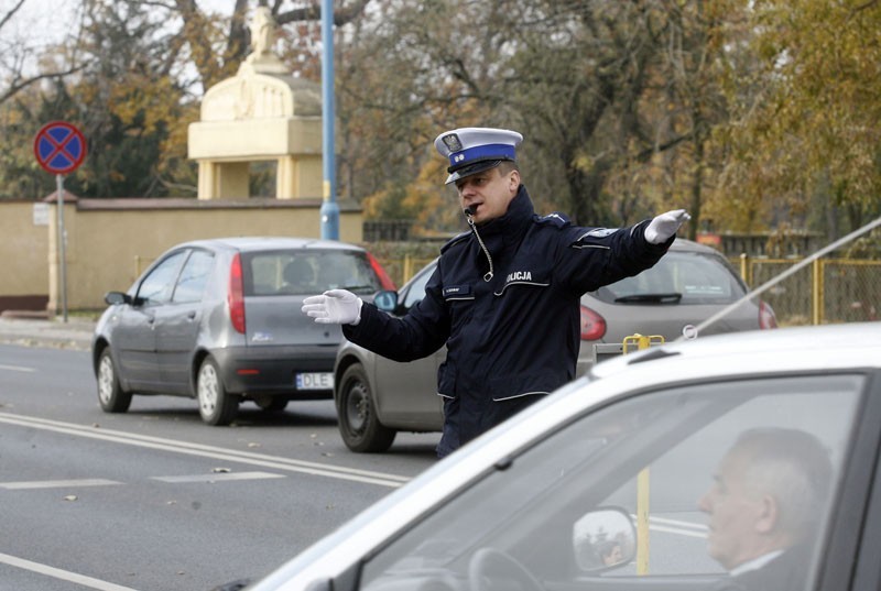 Legnica: Tłumy spacerują po legnickim cmentarzu(ZDJĘCIA)