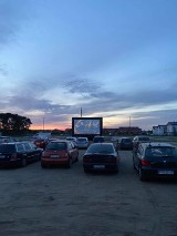 Nowy Tomyśl. Zorganizowano kino samochodowe na placu przy targowisku