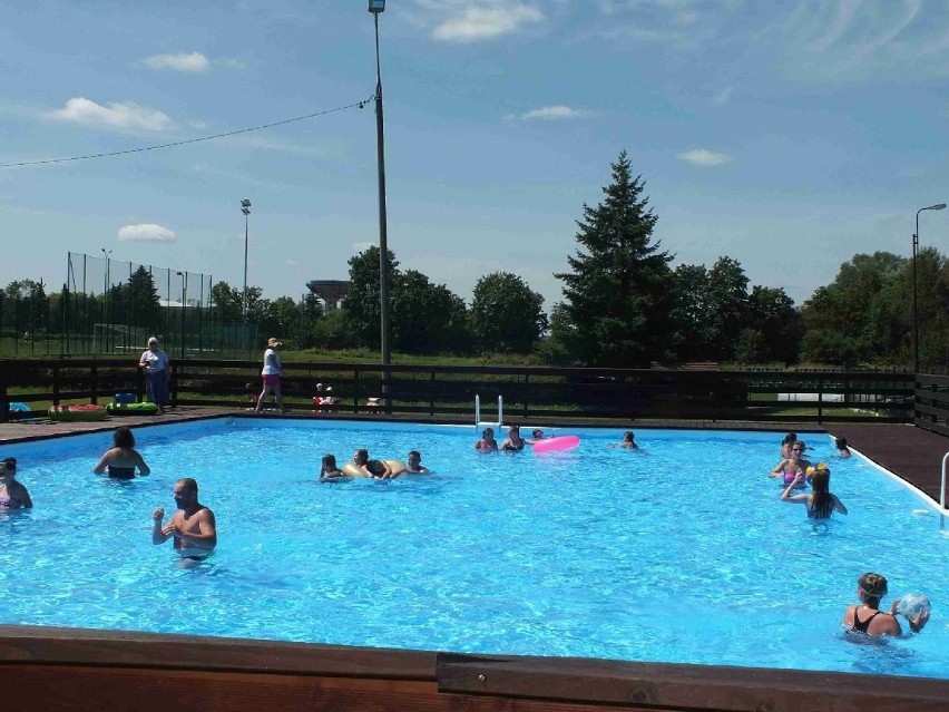     Znów tłumy na kąpielisku Piachy w Starachowicach. Dużo ludzi na letnich basenach [ZDJĘCIA]