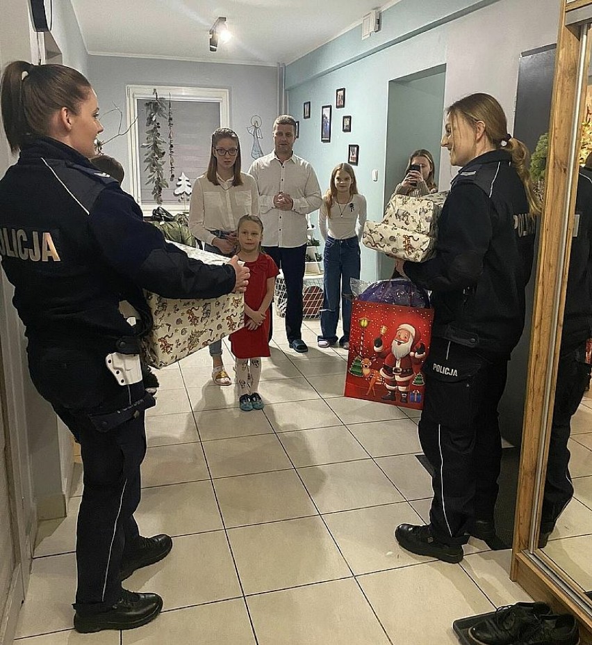 Malborscy policjanci zanieśli prezenty przed świętami