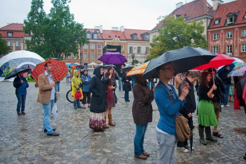 W strugach deszczu Warszawiacy świętowali pierwszy dzień polskiej prezydencji w Unii Europejskiej