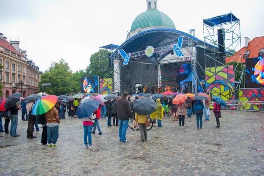 W strugach deszczu Warszawiacy świętowali pierwszy dzień polskiej prezydencji w Unii Europejskiej