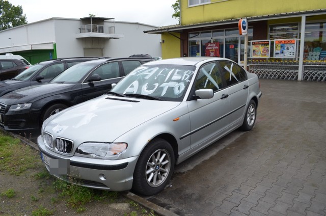 BWM na głogowskich numerach rejestracyjnych stoi na parkingu przy markecie w Serbach od ponad miesiąca.
