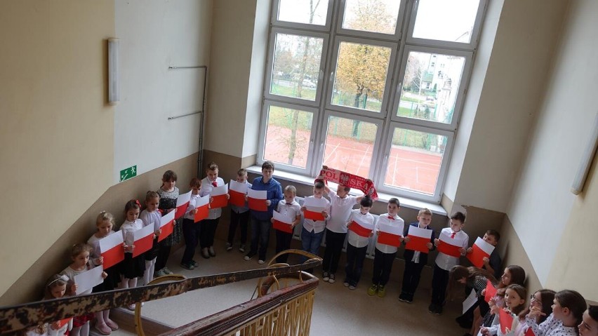 Szkoły w Piotrkowie stanęły do hymnu. Jak uczczono Święto...