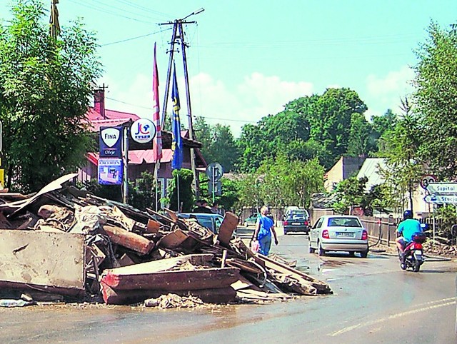 Przejazd przez Tuchów odbywa się ulicami zastawionymi po obu stronach tonami odpadów