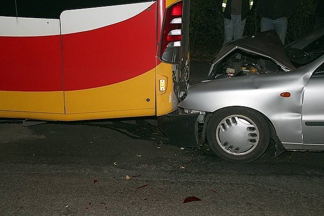 Lanos wjechał w Bielsku-Białej w autobus MZK. Jedna osoba ranna