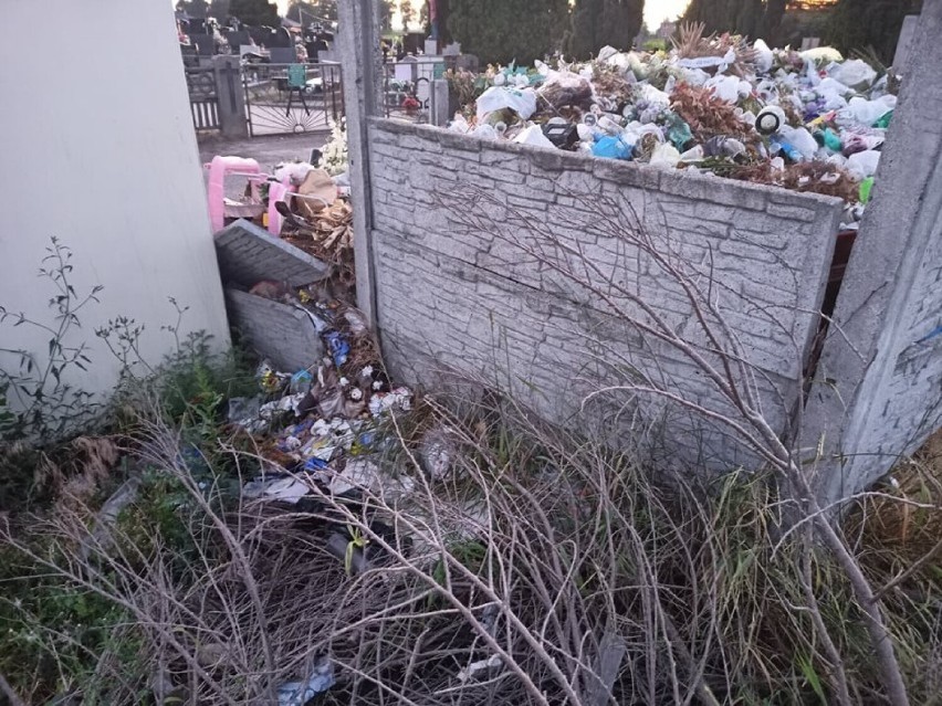 Pleszew. "Śmieciowy" krajobraz na cmentarzach. Wkrótce może się to zmienić. Miasto zapowiada wprowadzenie segregacji na cmentarzach