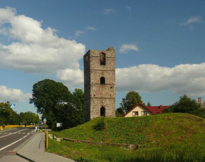 Ruiny średniowiecznej wieży w Stołpiu.
