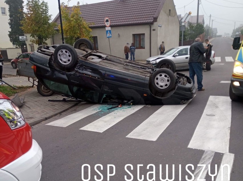 Wypadek w Stawiszynie. Auto na dachu, dwie osoby w szpitalu. ZDJĘCIA