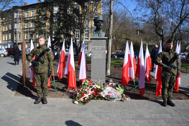 Kwiaty zostały złożone przed pomnikiem Witolda Pileckiego.